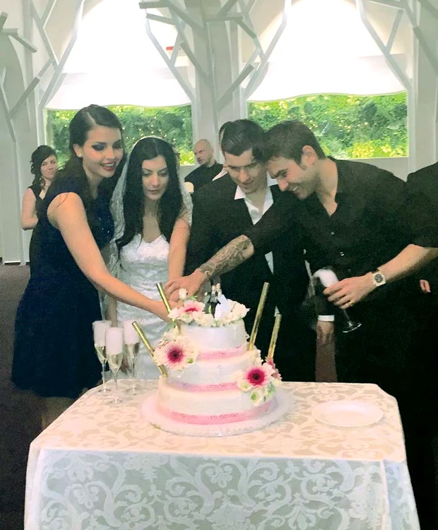După ce Mutu și-a scris “Consuelo” pe braţ și fosta soţie și-a tatuat iniţialele “AM” la încheietura mâinii