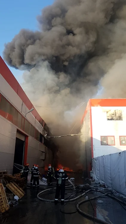 Incendiu puternic la fabrica de ambalat orez