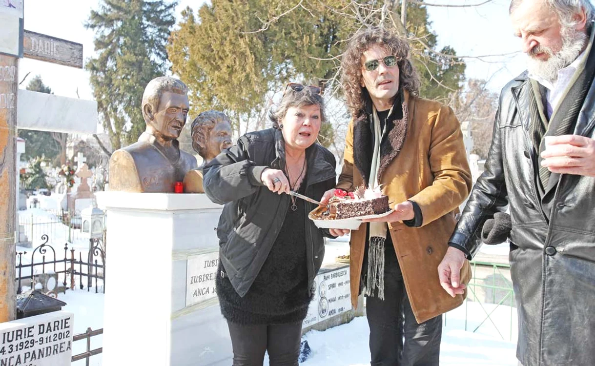 Și acum doi ani, de ziua ei, Anca Pandrea a mers la Iura la cimitir cu un tort. A vrut să fie alături de bărbatul care i-a fost suflet-pereche