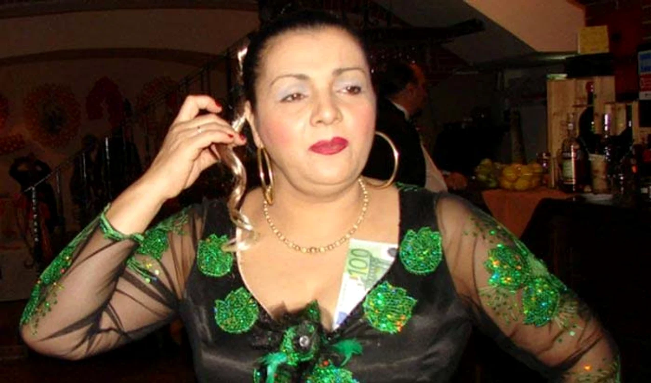 
    Saxofonistul a ajutat-o pe artistă să coboare de pe scenă  