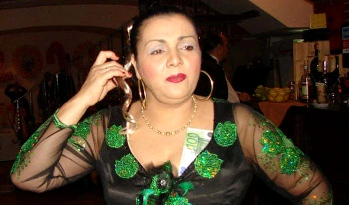 
    Saxofonistul a ajutat-o pe artistă să coboare de pe scenă  