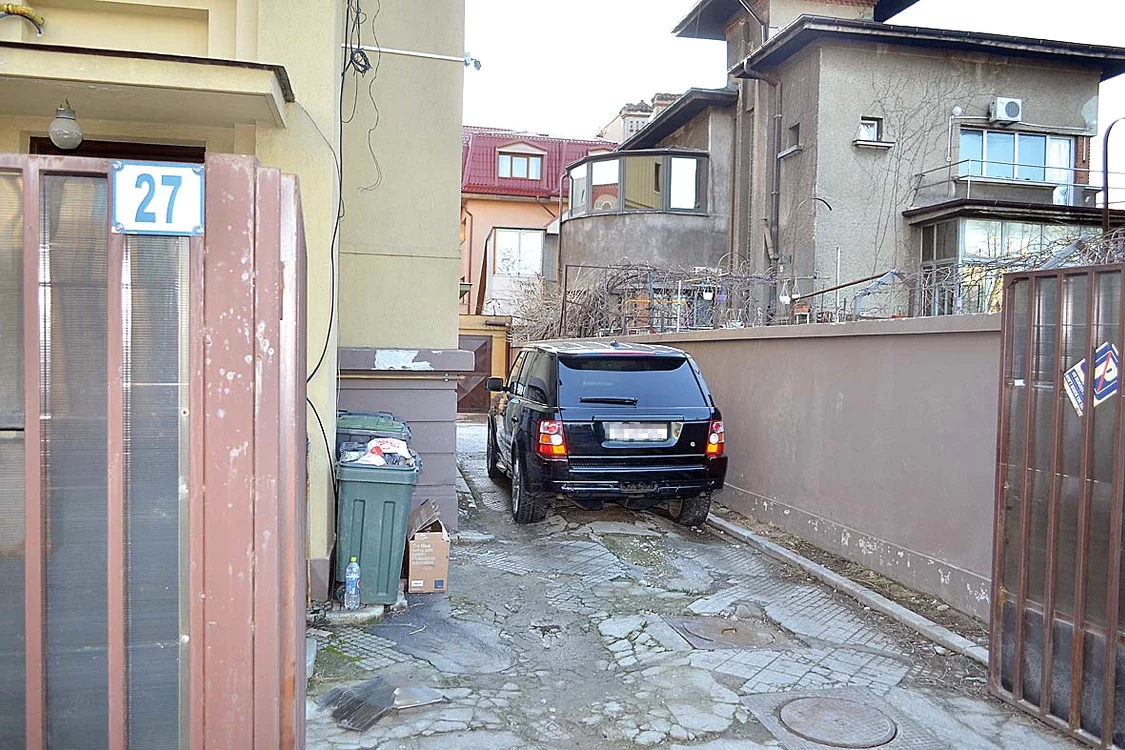 16.55. Maşina  stelistului intră  în curtea casei 