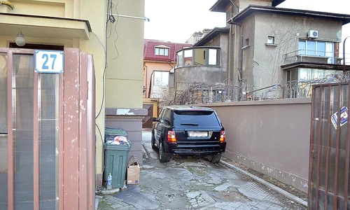 16 55  Maşina  stelistului intră  în curtea casei  jpeg