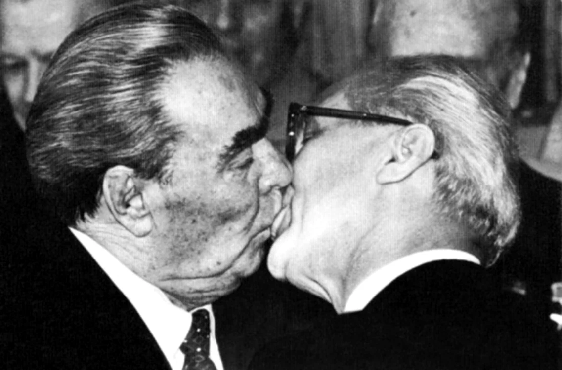 Leonid Brejnev cu președintele Germaniei, Erich Honecker. Foto: Arhivă Historia