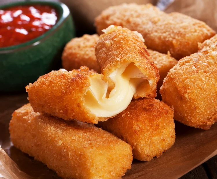 Bastoane de mozzarella pane  sunt pline cu grăsimi saturate  FOTO: Shuterstock