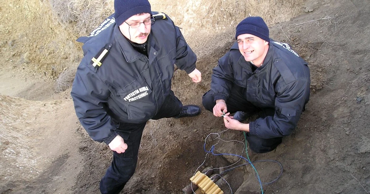 Pirotehnicienii ISU Galaţi la o misiune de distrugere a bombelor descoperite