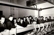 Nicolae Ceaușescu în vizită la Complexul Chimic Brăila (© „Fototeca online a comunismului românesc”, cota: 392/1966)