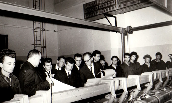 Nicolae Ceaușescu în vizită la Complexul Chimic Brăila (© „Fototeca online a comunismului românesc”, cota: 392/1966)