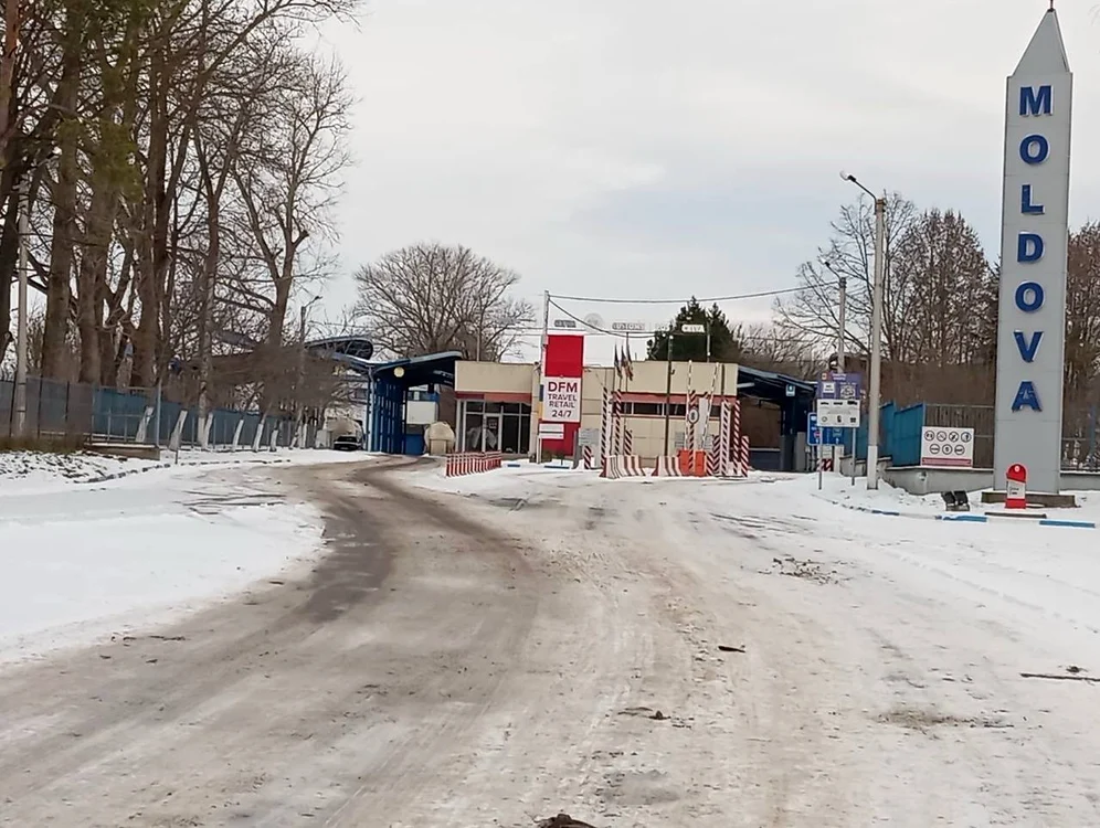 În două puncte de trecere a frontierei sunt cozi mari de mașini. FOTO: Telegram.org/ Serviciul Vamal