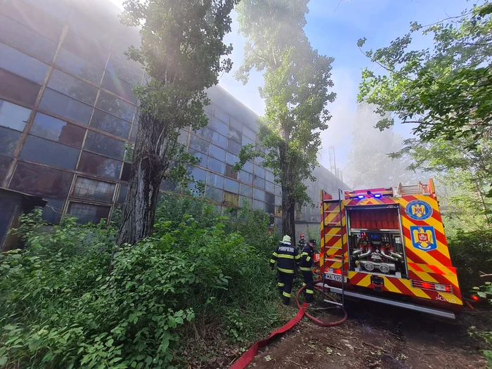 Incendiu la o hală din Ploiești FOTO: ISU Prahova