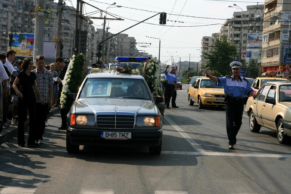 Maşină de servicii funerare în trafic
