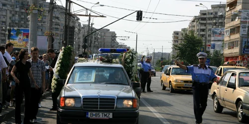 Maşină de servicii funerare în trafic