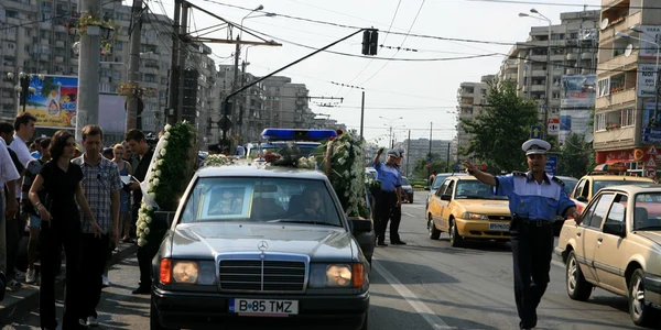 Maşină de servicii funerare în trafic