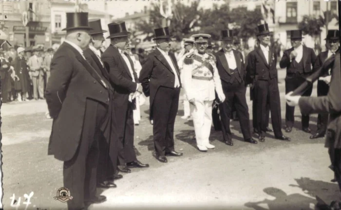 În costum alb, magistratul Vasile Tiroiu, fost deputat Foto: www.focsaniulvechi.ro