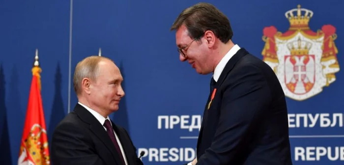 Preşedintele rus Vladimir Putin şi omologul său rus Aleksandr Vucici FOTO AFP