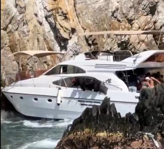 Imagini incredibile cu un iaht de lux plin cu turişti care se izbește de stânci și se scufundă în ziua de Anul Nou