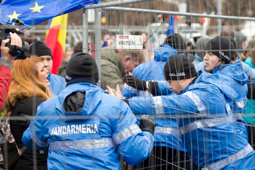 Manifestanţi reţinuţi de jandarmi la Piaţa Victoriei FOTO Inquam Photos / Bugdan Buda