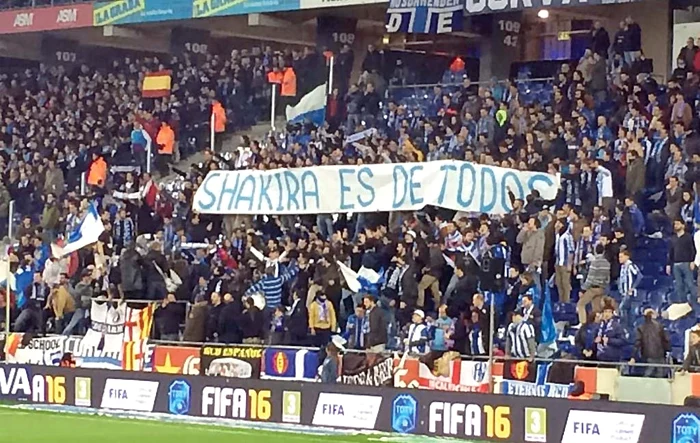 Fanii au arborat bannere injurioase