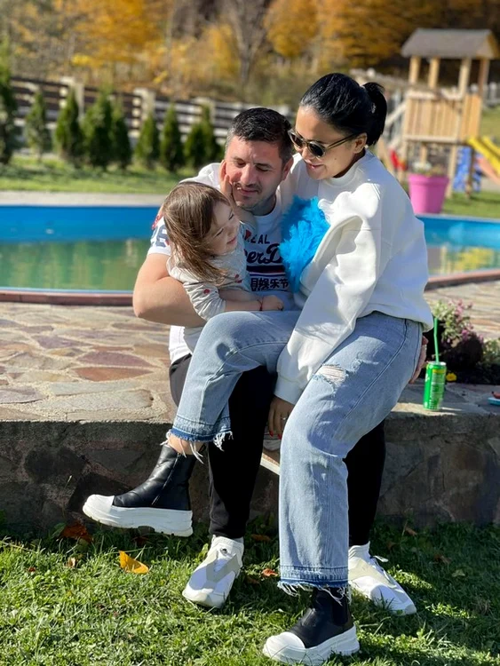 Mihaela Moise, alături de soțul ei și de copil