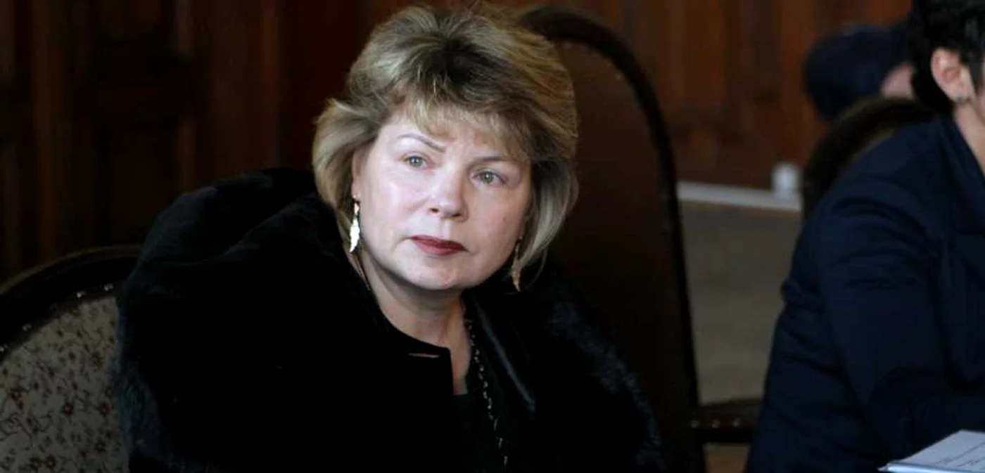 Mona Pivniceru a ridicat mingea la fileu, iar colegii ei din CCR au tras. Aşa şi-au tras toţi pensii speciale. FOTO Alex Policală
