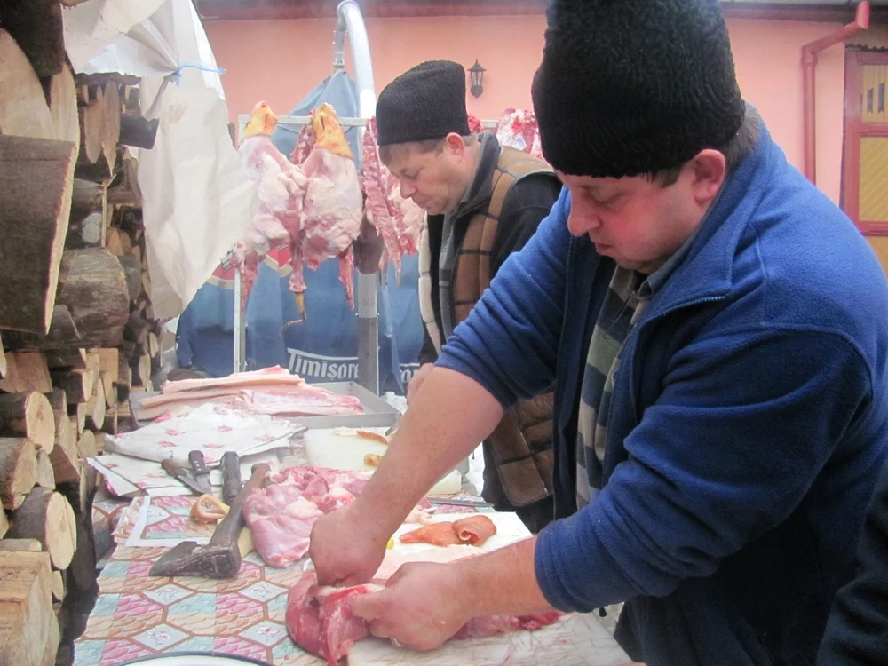 Mulţi şi-au rezervat încă de pe acum carnea de porc pentru Crăciun. FOTO: arhivă