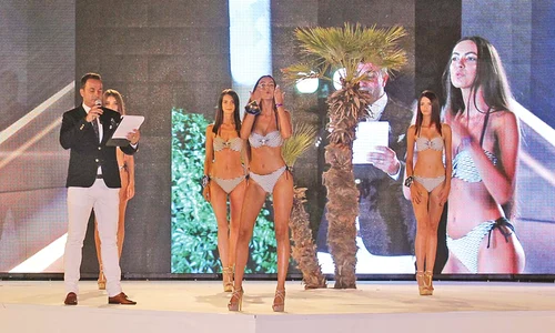 Fetele au defilat întâi în costume de baie şi au lăsat audienţa fără răsuflare jpeg