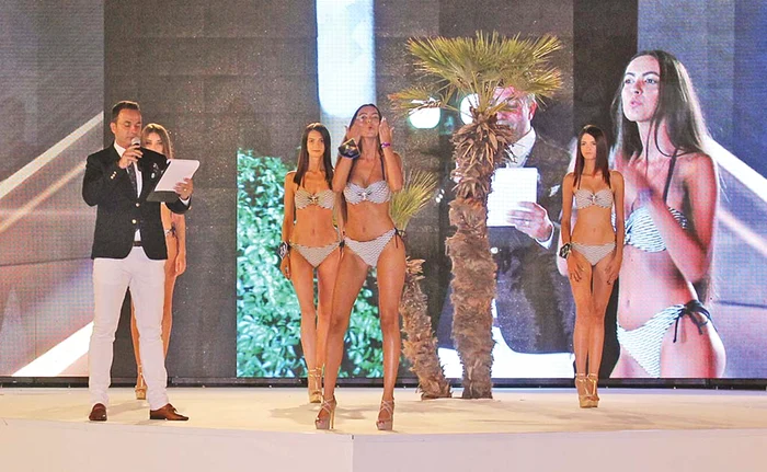 Fetele au defilat întâi în costume de baie şi au lăsat audienţa fără răsuflare