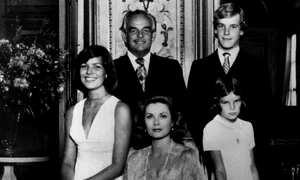 Prințul Rainier, cu Prințesa Grace de Monaco alias Grace Kelly, Prințesa Caroline, Prințesa Stephanie și Prințul Albert de Monaco profimedia 0210130809 jpeg