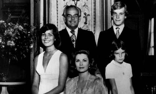 Prințul Rainier, cu Prințesa Grace de Monaco alias Grace Kelly, Prințesa Caroline, Prințesa Stephanie și Prințul Albert de Monaco   profimedia 0210130809 jpeg