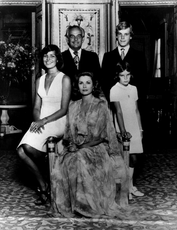 Prințul Rainier, cu Prințesa Grace de Monaco alias Grace Kelly, Prințesa Caroline, Prințesa Stephanie și Prințul Albert de Monaco   profimedia 0210130809 jpeg