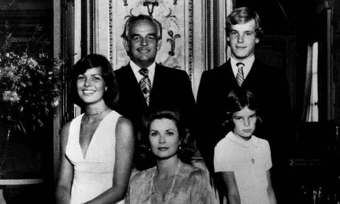 Prințul Rainier, cu Prințesa Grace de Monaco alias Grace Kelly, Prințesa Caroline, Prințesa Stephanie și Prințul Albert de Monaco   profimedia 0210130809 jpeg