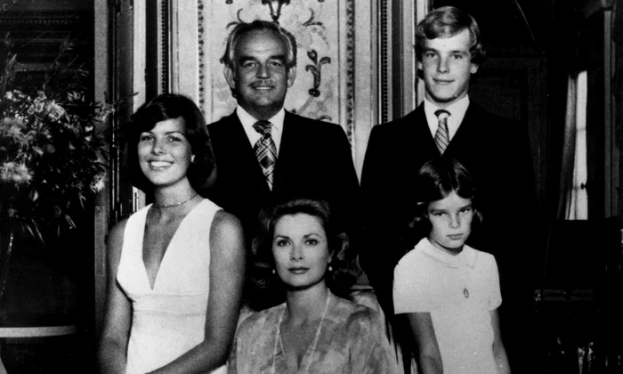 Prințul Rainier, cu Prințesa Grace de Monaco alias Grace Kelly, Prințesa Caroline, Prințesa Stephanie și Prințul Albert de Monaco   profimedia 0210130809 jpeg