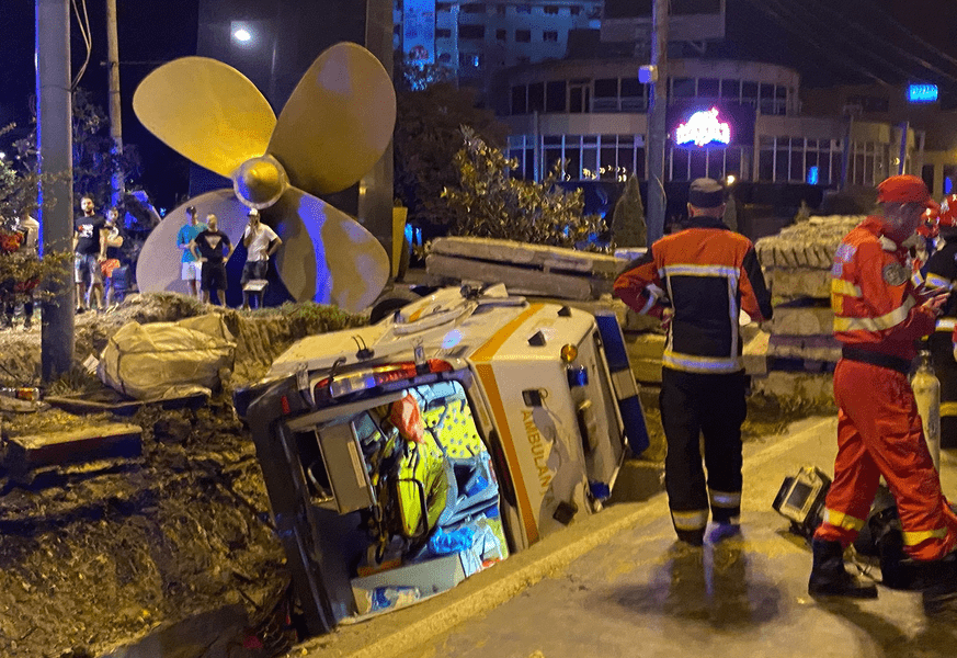 Ambulanță răsturnată în șanț după ciocnirea cu un taxi, în Constanța: 4 persoane rănite