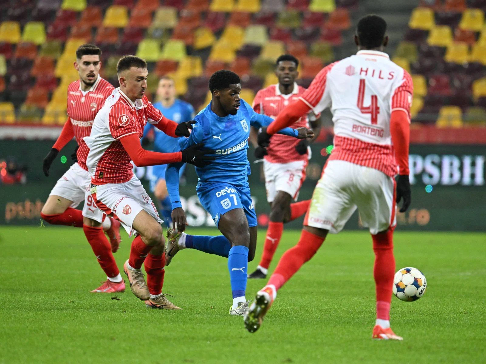 Oltenii pleacă din București mușcați doar o dată de „câini”. Craiova n-a putut fi dată jos din fruntea Superligii