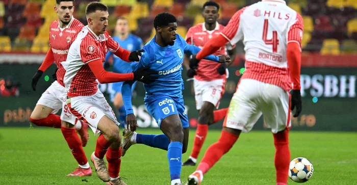 Dispută pentru balon pe „Arena Națională”  FOTO Facebook Universitatea Craiova