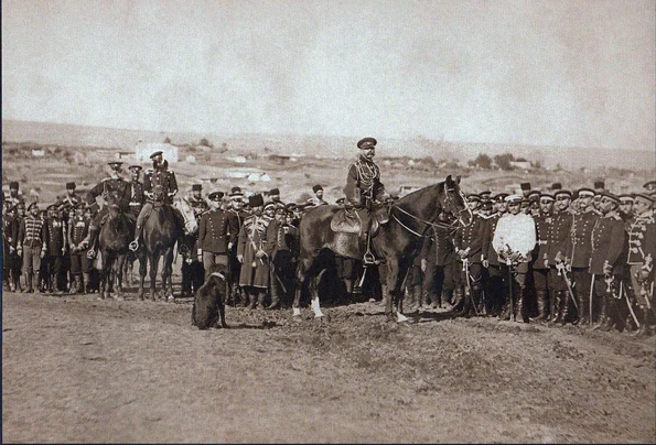 Țarul Alexandru al II-lea în mijlocul soldaților ruși în timpul războiului din 1877 (© Duschek Franz / Wikimedia)