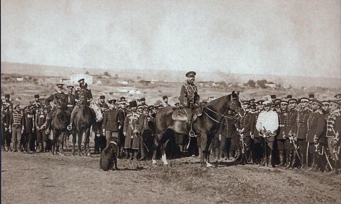Țarul Alexandru al II-lea în mijlocul soldaților ruși în timpul războiului din 1877 (© Duschek Franz / Wikimedia)