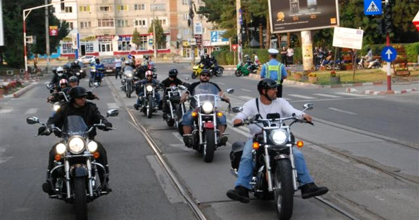 Poliţia îi învaţă pe motocicliţti cum să evite implicarea în accidente rutiere FOTO Adevărul