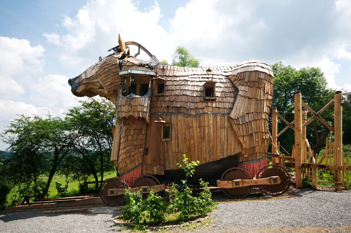 Les Balades des Gnomes, un hotel în forma Calului Troian, din Belgia