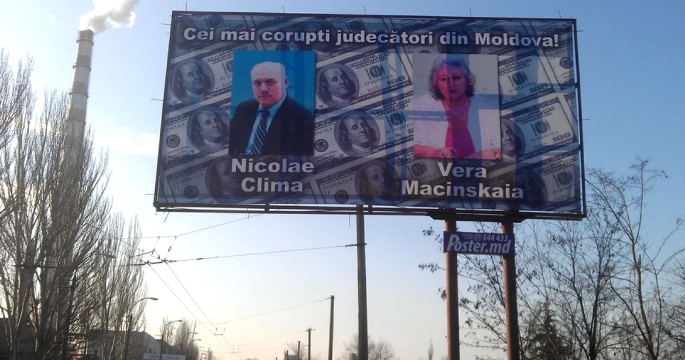 Judecătorii Nicolae Clima şi Vera Macinskaia apar pe afişe în toate sectoarele Chişinăului. Sursa: publika.md