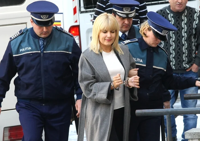 
    Elena Udrea a fost transferată joi (30 aprilie) din arestul poliţiei Capitalei, la penitenciatul Târgşor Foto: Marian Iliescu / Adevărul  