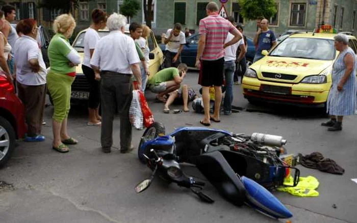 Cei care vor să mai meargă cu scuterele, vor fi obligaţi din ianuarie, să dea examen la poliţie pentru a primi permis de conducere categoria AM FOTO: Mediafax