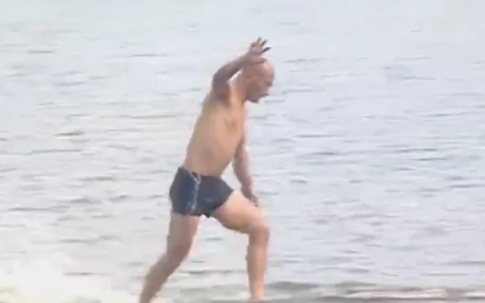 Călugărul kung-fu de la Mănăstirea Shaolin a făcut recordul mondial la mersul pe apăfoto: protv.ro