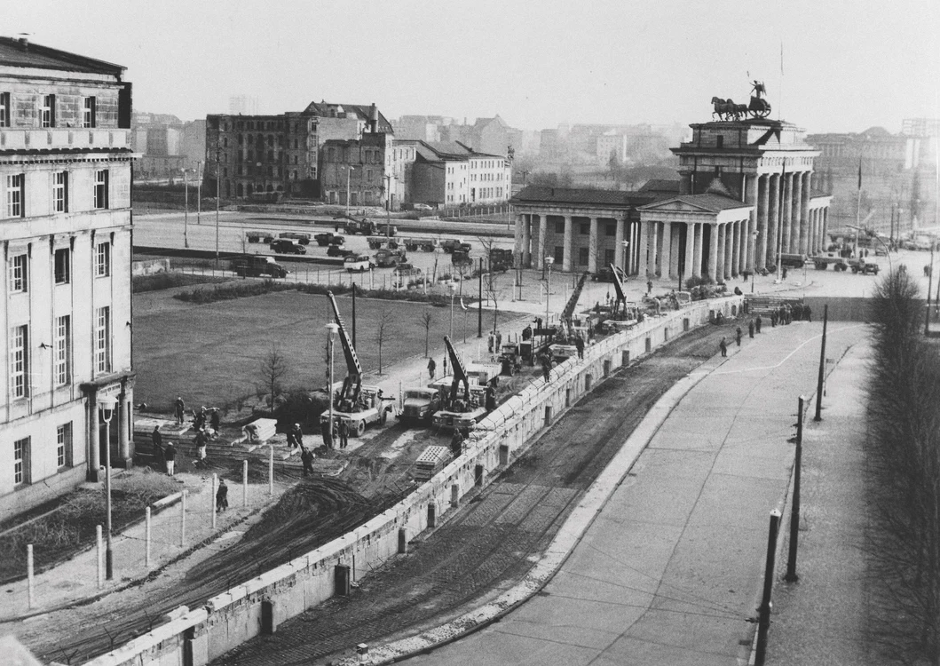 Zidul Berlinului a fost construit chiar pe lângă Poarta Brandenburg