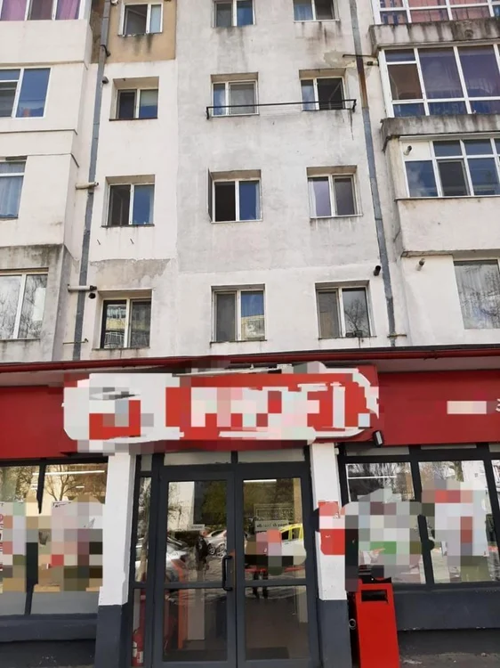 Bărbatul a căzut pe acoperişul unui magazin FOTO ISU Ialomiţa