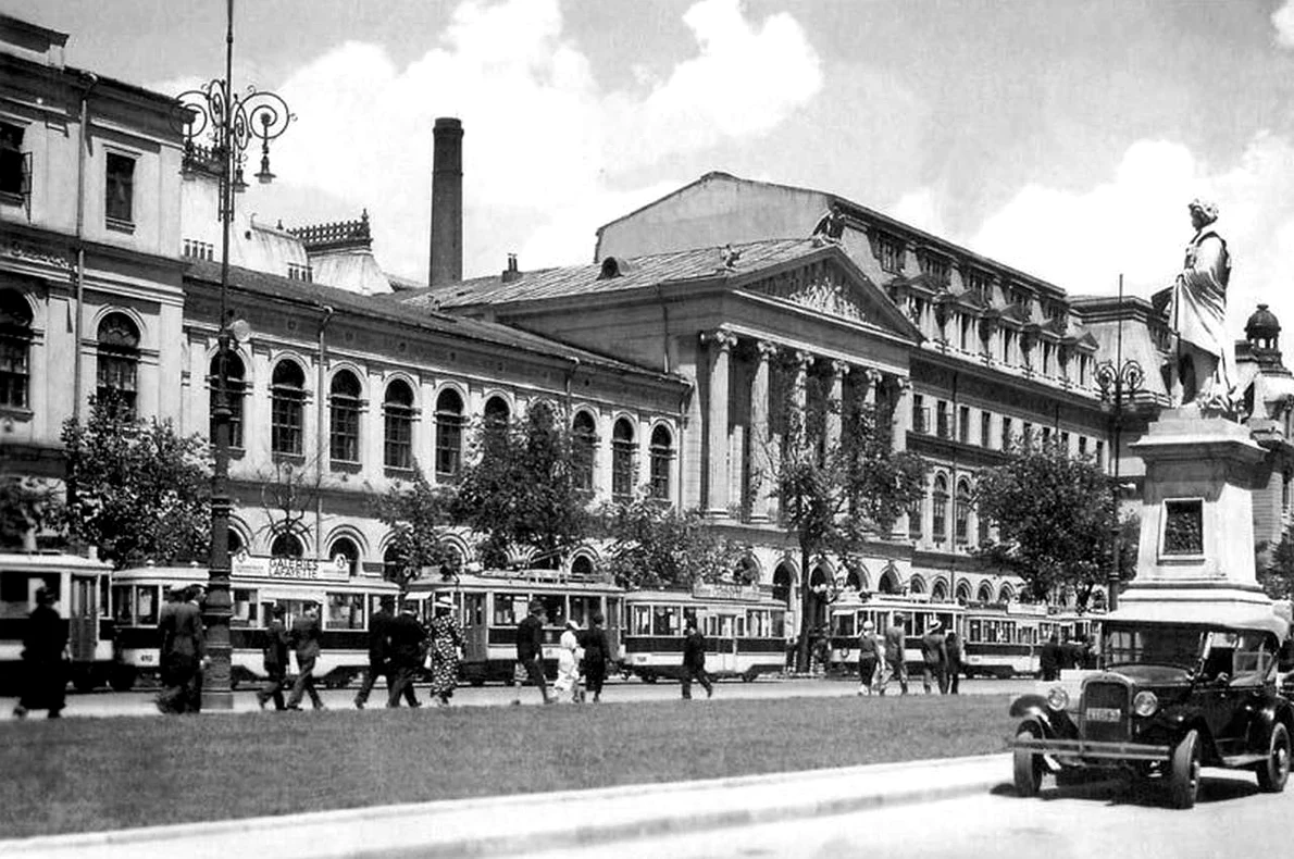 Clădirea principală a Universității din București în perioada interbelică cu vechea clădire a Facultății de Istorie (foto: unibuc.ro)