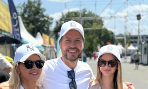 Jorge și familia lui s-au îmbrăcat cu toții în alb de ziua artistului