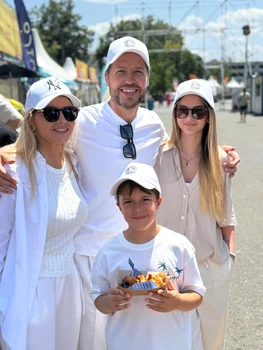 Jorge și familia lui s-au îmbrăcat cu toții în alb de ziua artistului