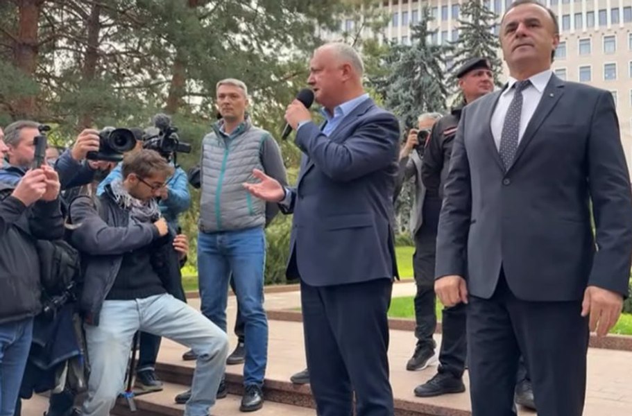 Blocul prorus Patriotic protestează după alegeri în fața Parlamentului de la Chișinău