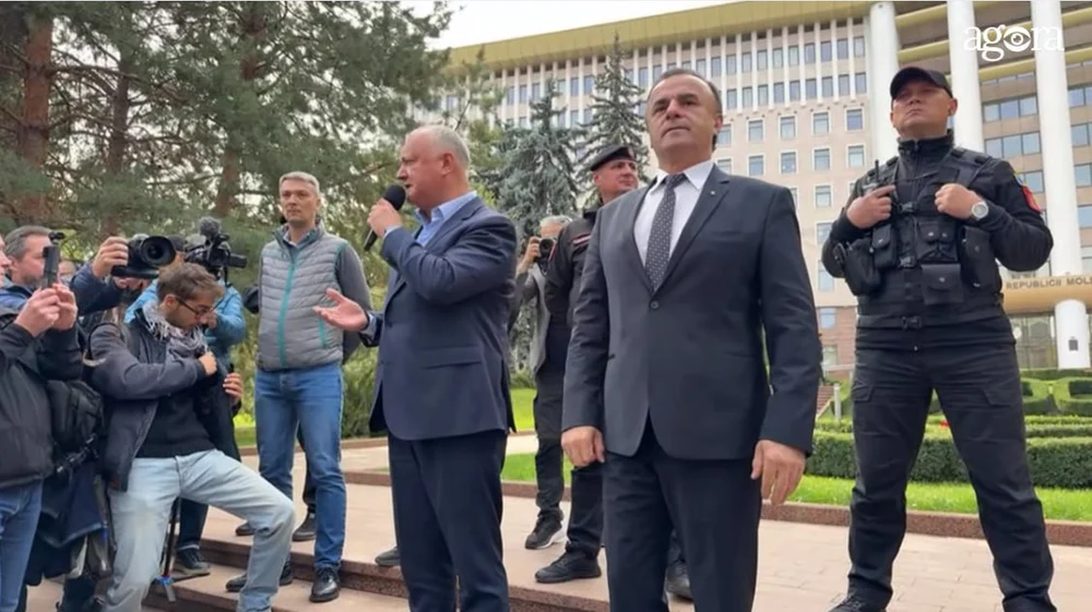 Blocul prorus Patriotic protestează după alegeri în fața Parlamentului de la Chișinău